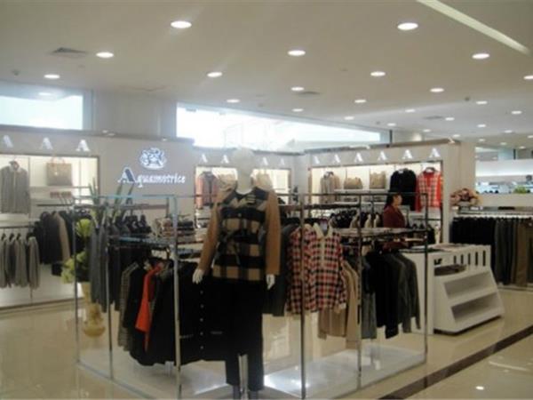 雅丹经典女装店铺展示