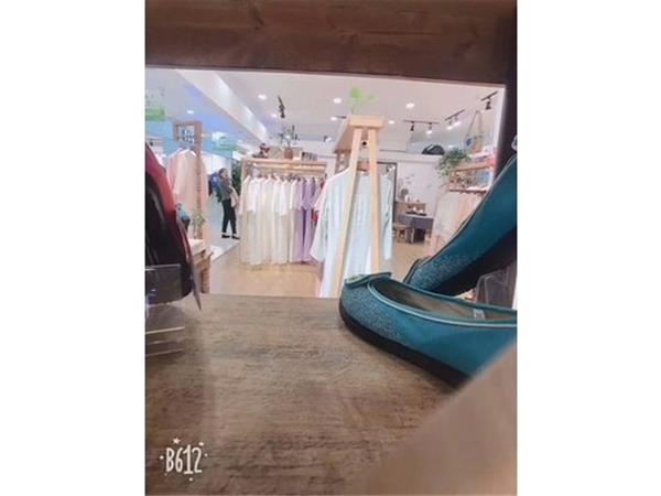 古时旧京女装店铺展示