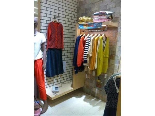 依篇女装店铺展示