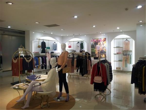 意識流女裝店鋪展示