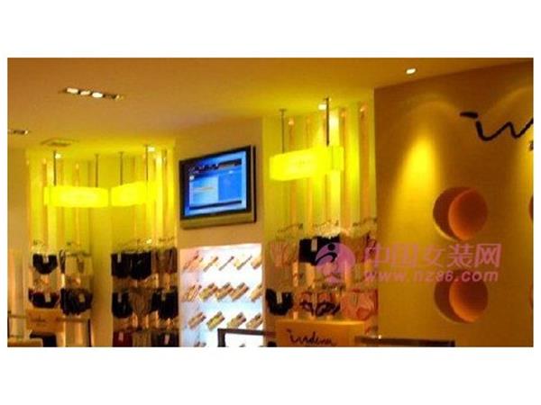 英第爱纳女装店铺展示