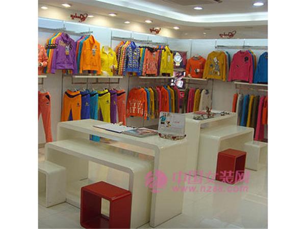 美纳堡狮盾女装店铺展示