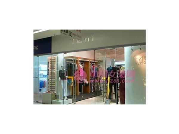 亭宜女装店铺展示