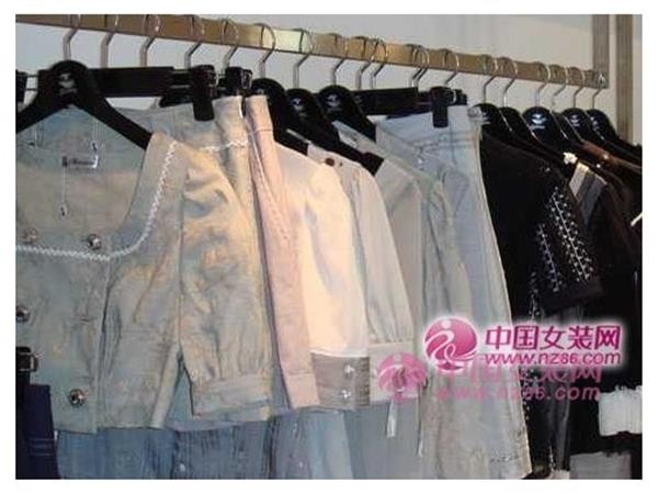 优仙蒂女装店铺展示