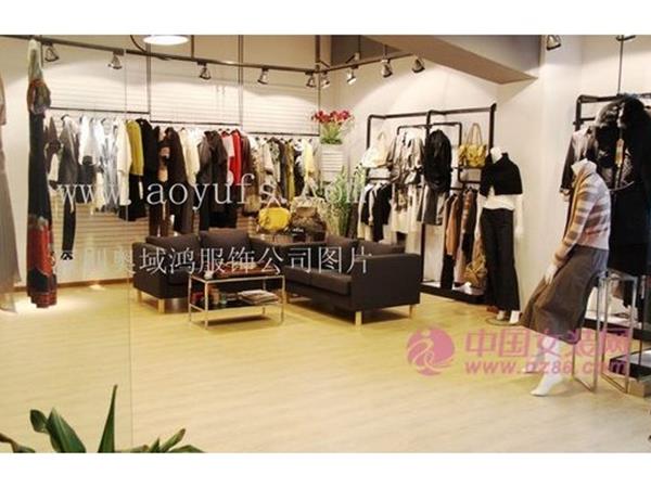 奥域鸿女装店铺展示