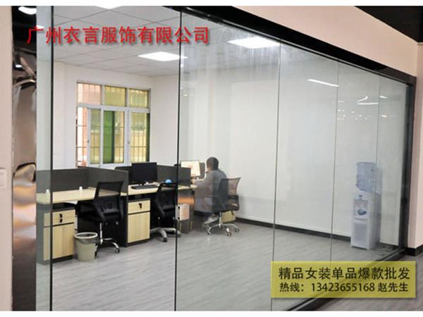 曼图菲女装店铺展示