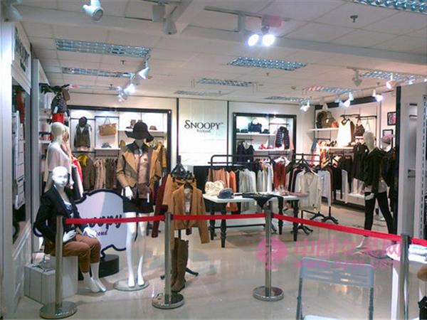 史努比少淑装女装店铺展示