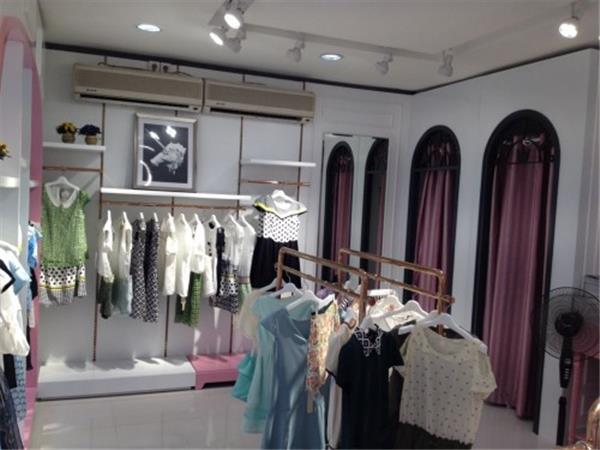 六未女裝店鋪展示