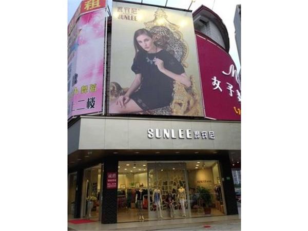 思安尼女装店铺展示