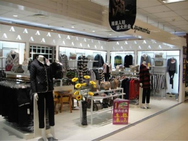 雅丹经典女装店铺展示