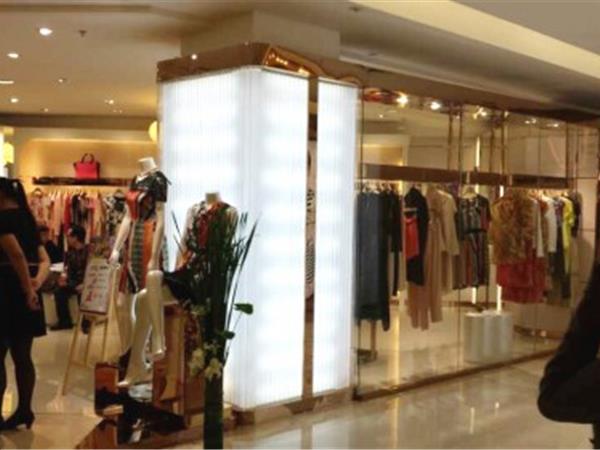 白翎风采女装店铺展示