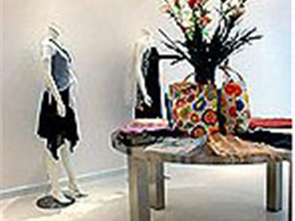 逸飞女装店铺展示