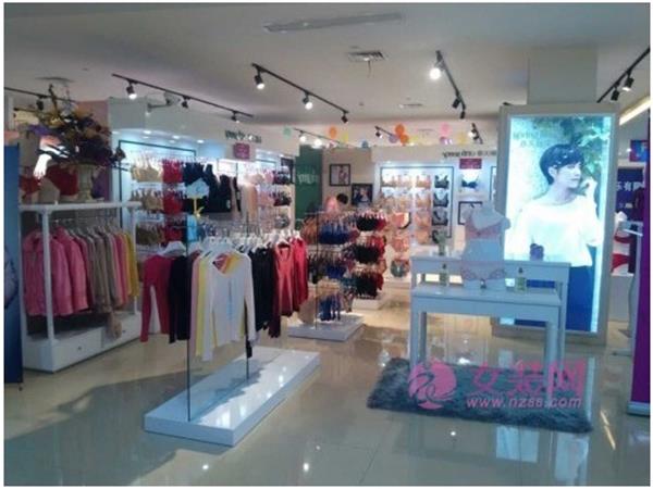 春天瑞朵女装店铺展示