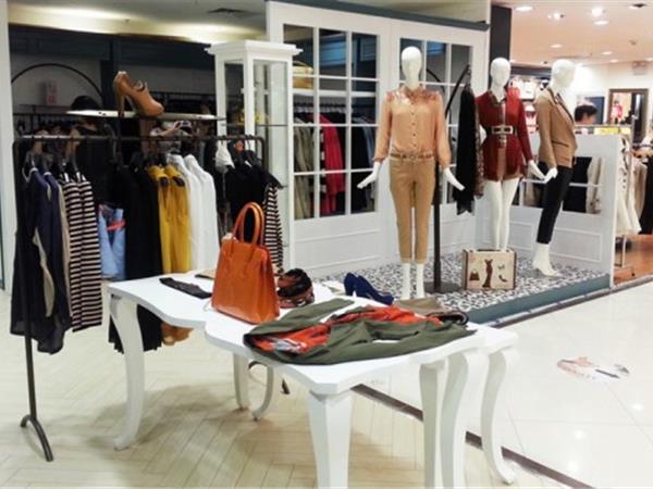 雪凡妮女裝店鋪展示