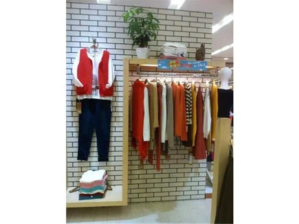 依篇女装店铺展示