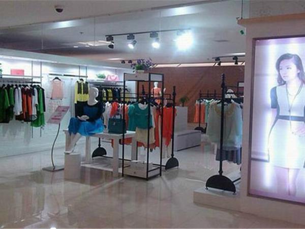 诺然. 郦思女装店铺展示