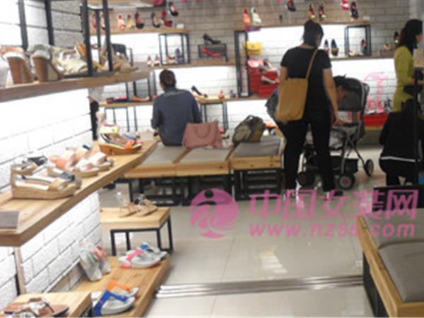 迪欧摩尼女装店铺展示