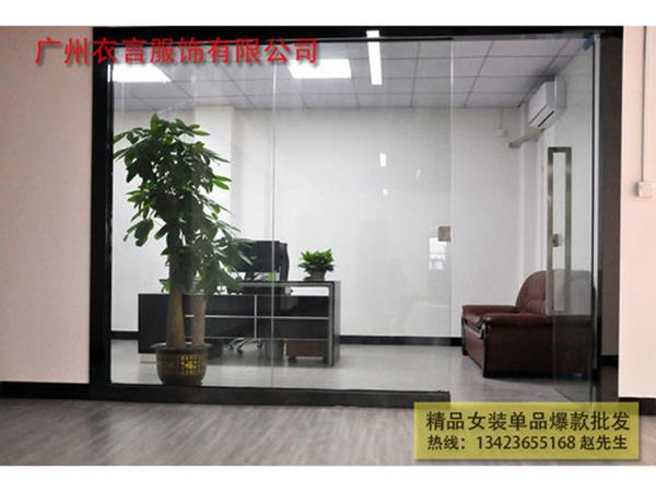 曼图菲女装店铺展示