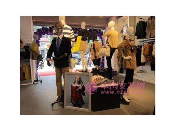 盈彩美地女装店铺展示