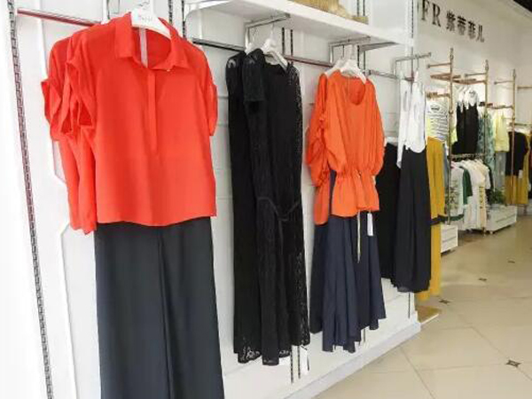 紫蒂菲儿女装店铺展示