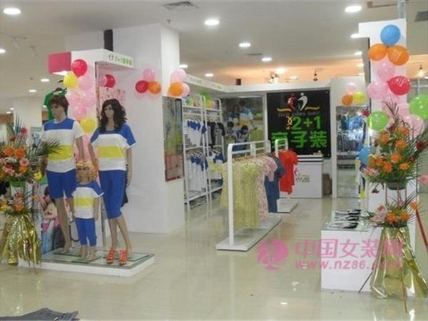 2+1亲子装女装店铺展示