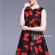 黑色短裙与红色蝴蝶的碰撞成就了爱为女装的优雅魅力