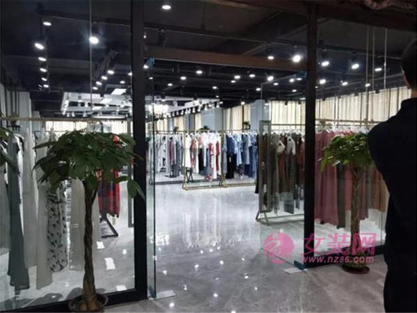 漫天映雪女装店铺展示