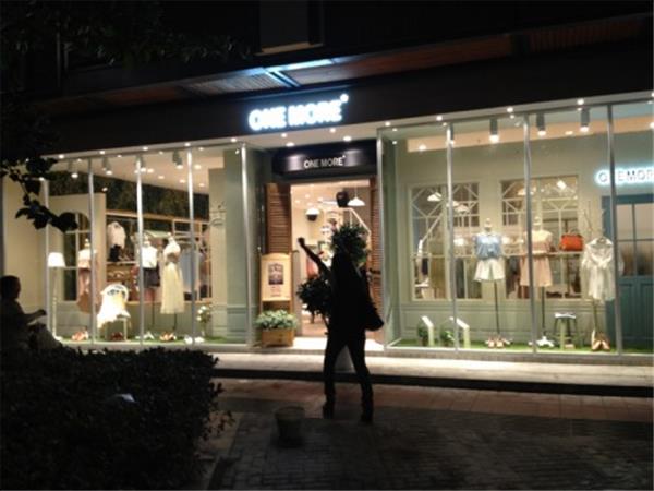 ONE MORE女装店铺展示