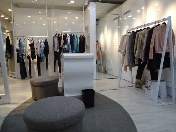陆立方女装店铺展示