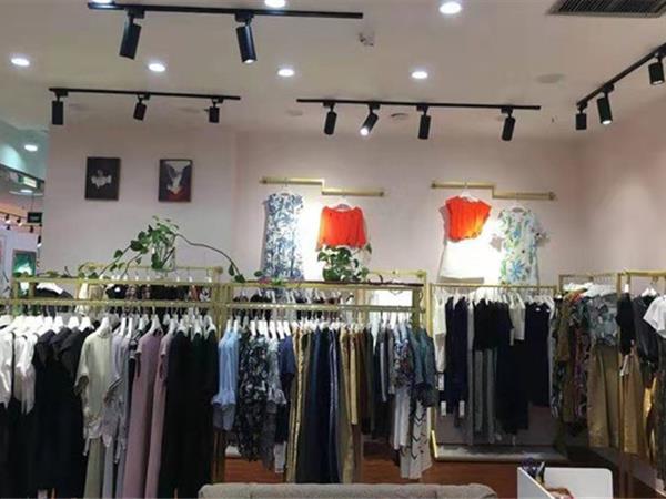 點(diǎn)占女裝店鋪展示