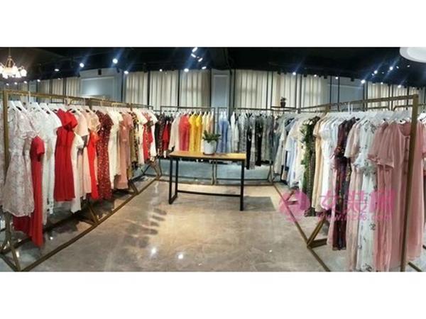 漫天映雪女装店铺展示