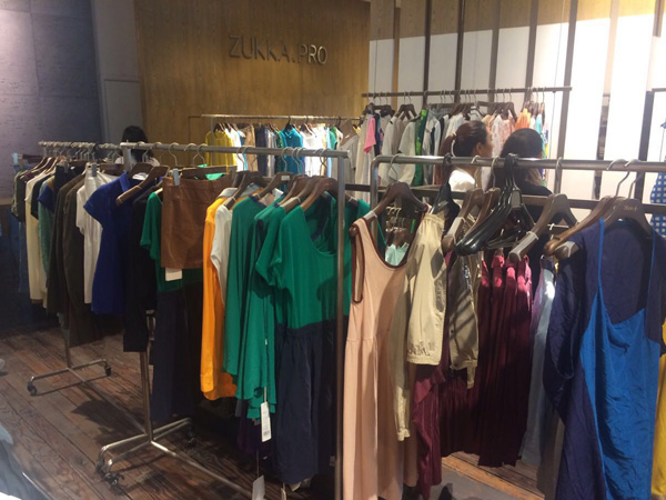 一本衣物女裝店鋪展示