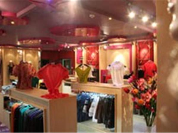 诗为思女装店铺展示