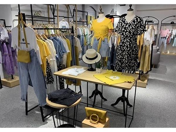 尘艺女装店铺展示