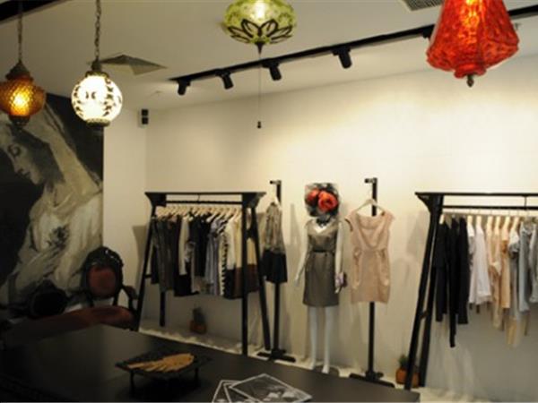 睫女装店铺展示