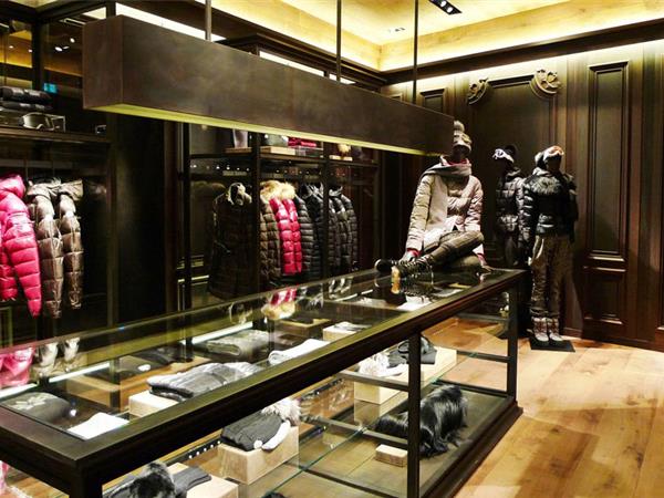 蒙克兰·甘·哈乌奇女装店铺展示