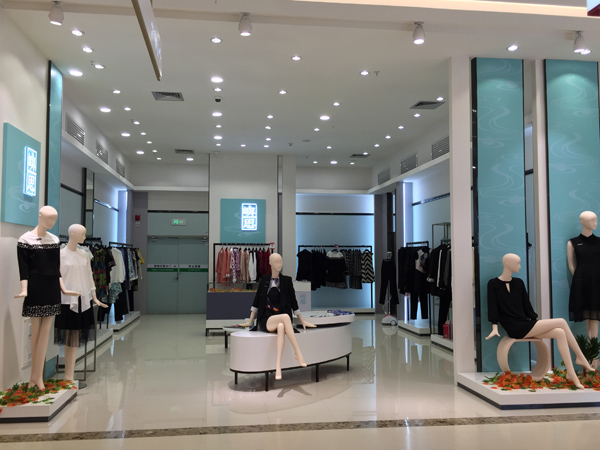 屿思女装店铺展示