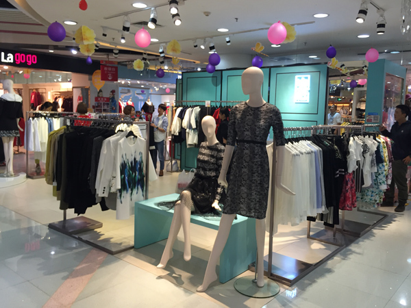 屿思女装店铺展示
