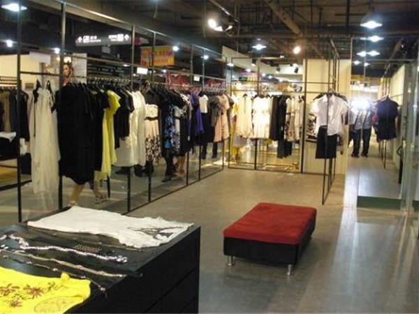蕾絲蓮黛女裝店鋪展示