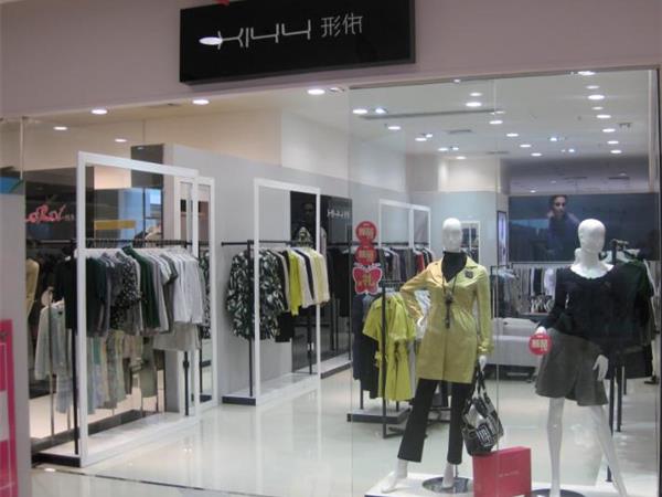 形依女装店铺展示