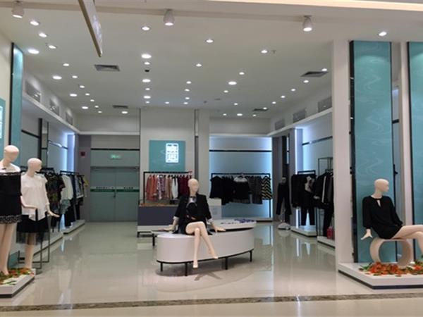 屿思女装店铺展示