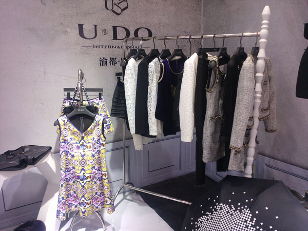 渝都国际女装店铺展示