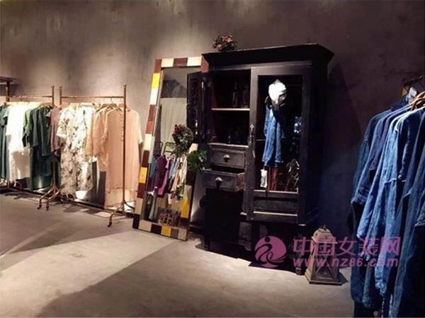 回甘女裝店鋪展示