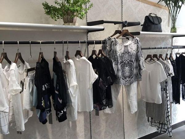衣秀维妮女装店铺展示