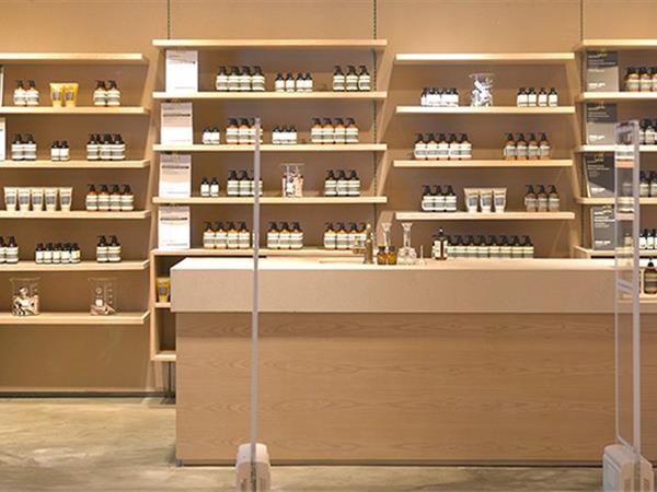 北欧时刻女装店铺展示