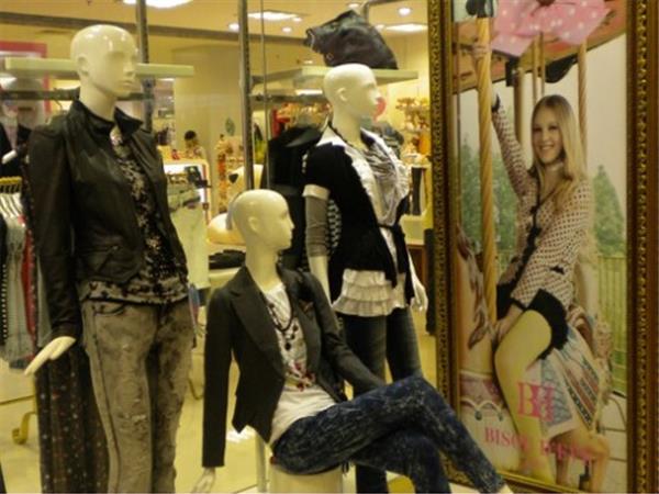 法国BE女装店铺展示
