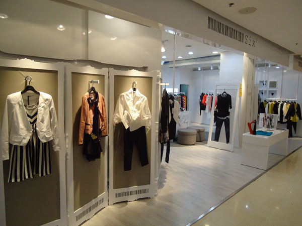 陆立方女装店铺展示