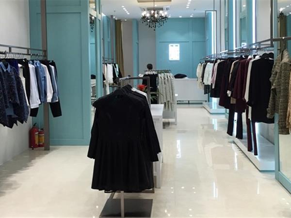 屿思女装店铺展示