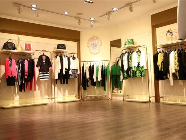 芳菲儿女装店铺展示