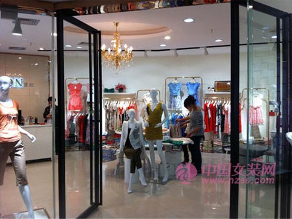 黛紋女裝店鋪展示